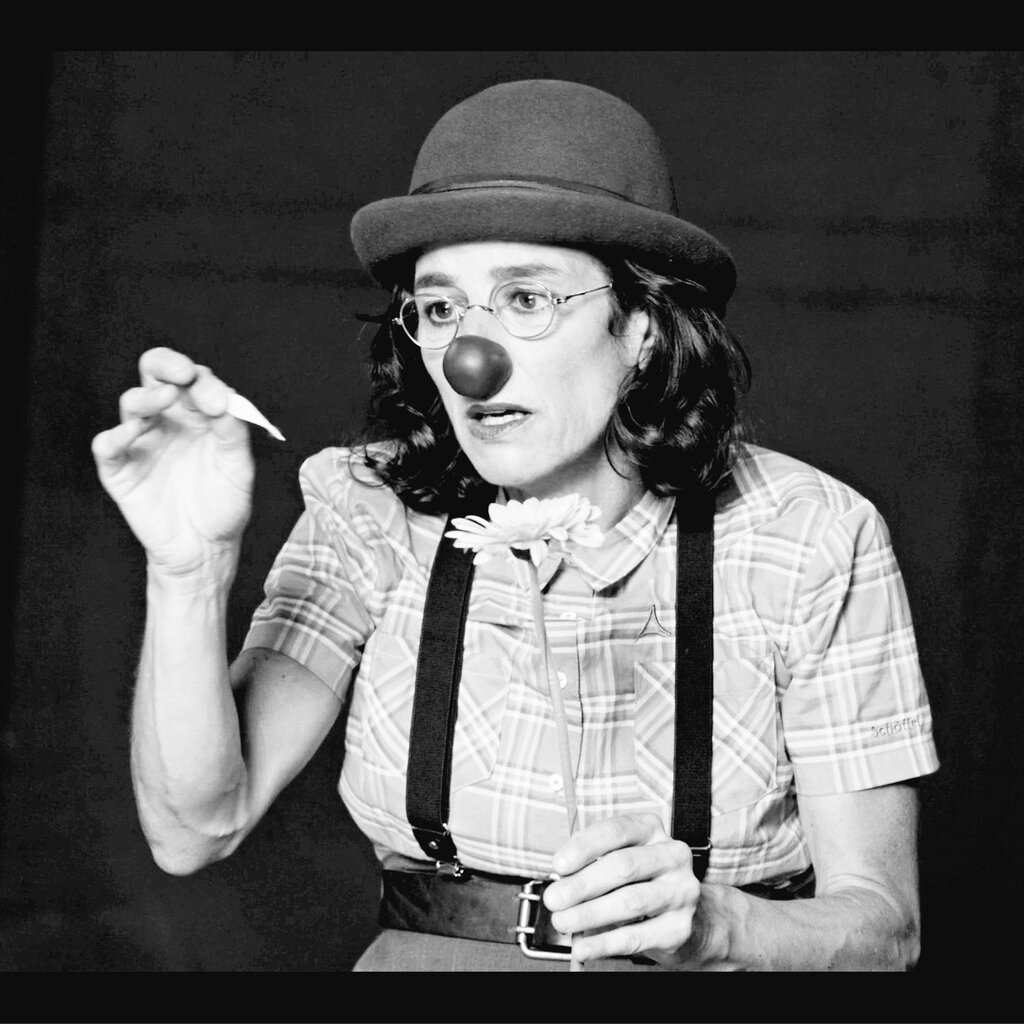 Verena Simeoni
Clownerie · Performance · Konzeptentwicklung
Theater an der Schnittstelle von Humor, Körper und gesellschaftlicher Reflexion.
KRAPOLDI Festival · ROTE NASEN Clowndoctors · queere Kinderstücke